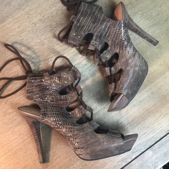 Gianni Bini Shoes - COPY - GIANNI BINI LEATHER HEELS